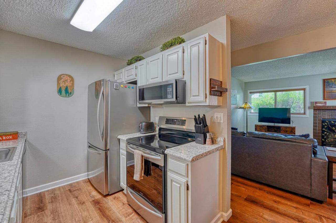 Riverfront Family-Friendly Condo Ейвън Екстериор снимка